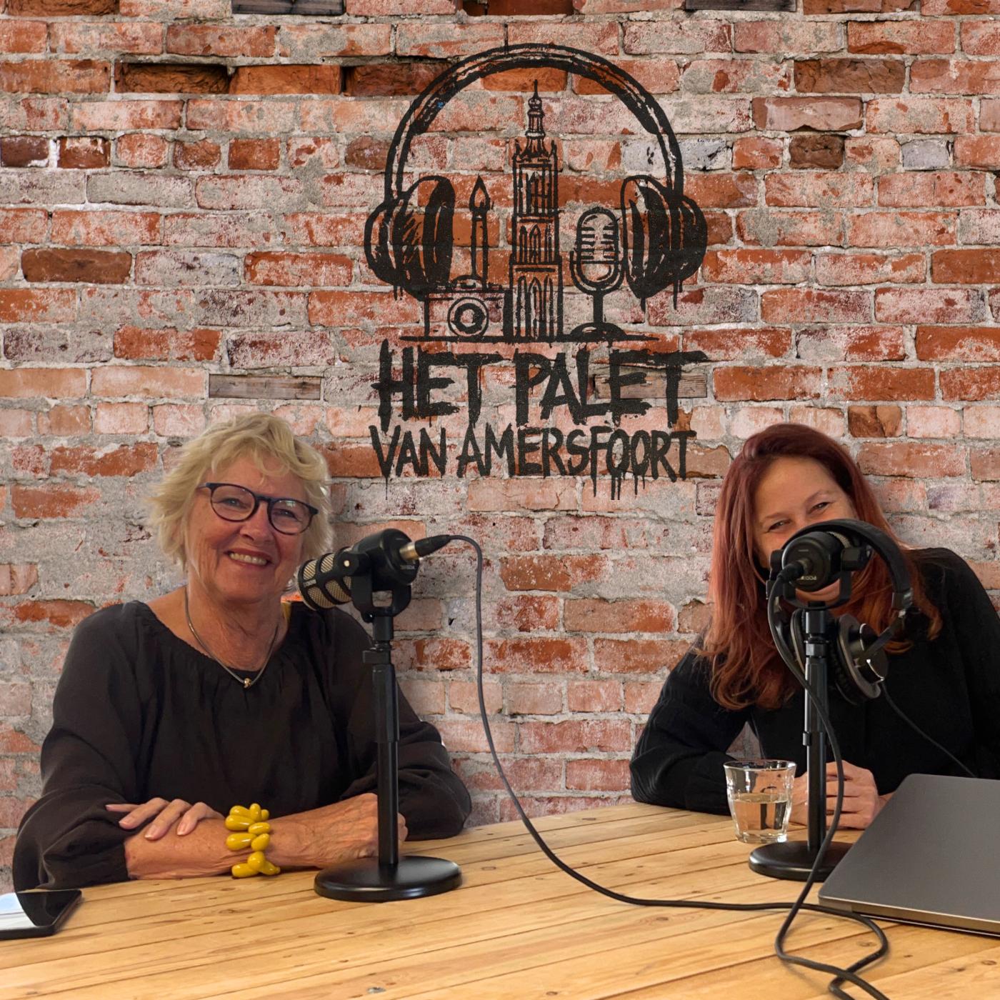 Gerda de Jong laat met een kop koffie in de hand de inspiratie vloeien. aflevering artwork